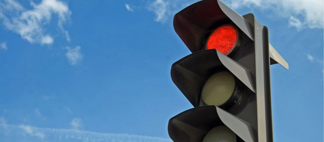 Κρήτη: Αναβάτης μηχανής παραβίασε το κόκκινο και επειδή του κόρναραν απείλησε να τους χτυπήσει (βίντεο)